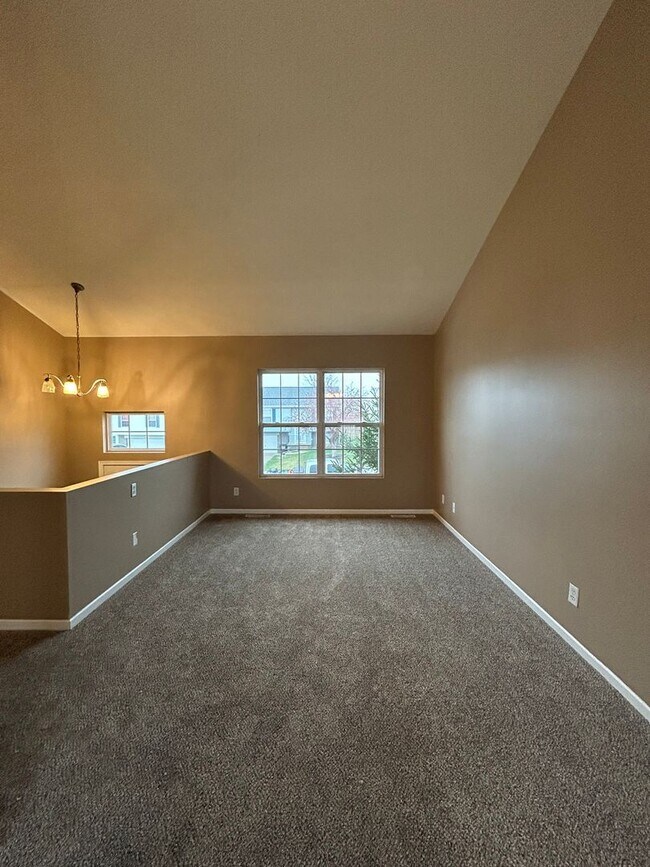 Foto del edificio - Spacious Split Level Living in Millard with a Backyard You’ll Love