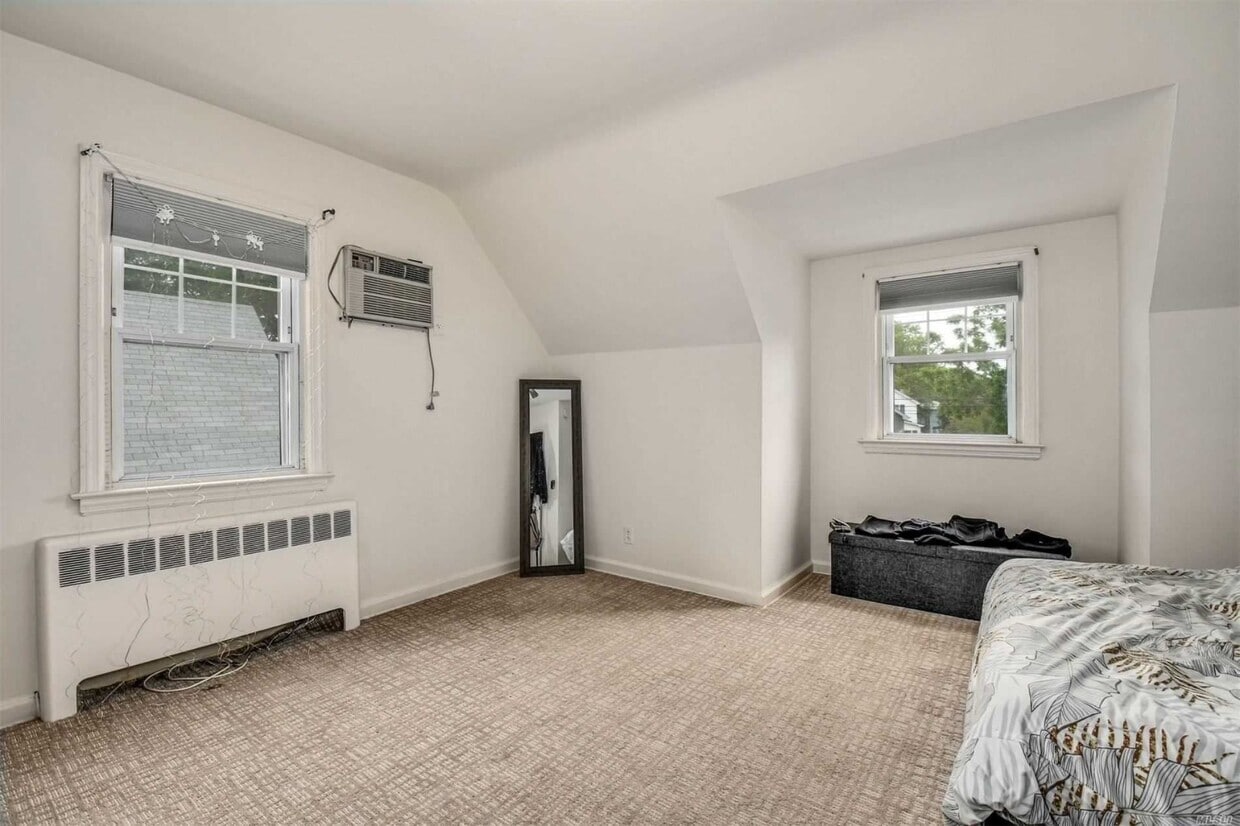 Primary Photo - 100 Willis Ave