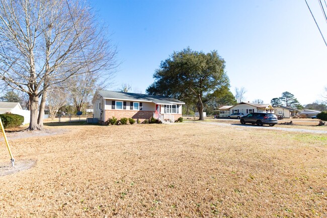 Building Photo - ADORABLE Home