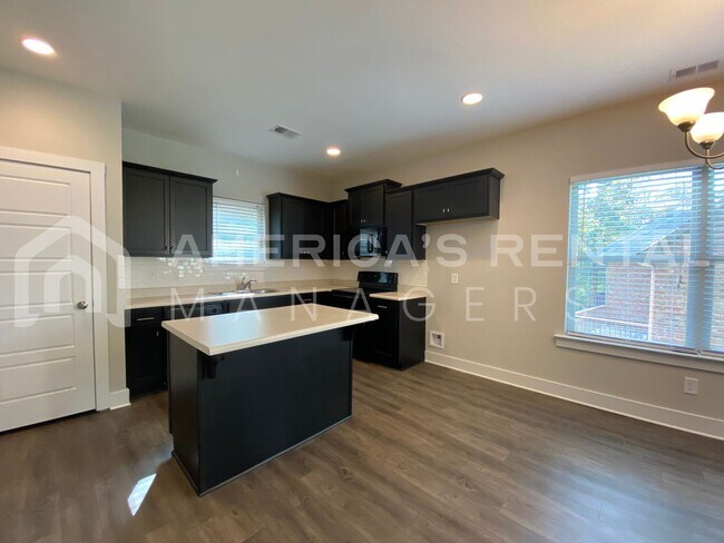 Foto del edificio - Large Townhome for Rent in Gardendale... Available to View Now!