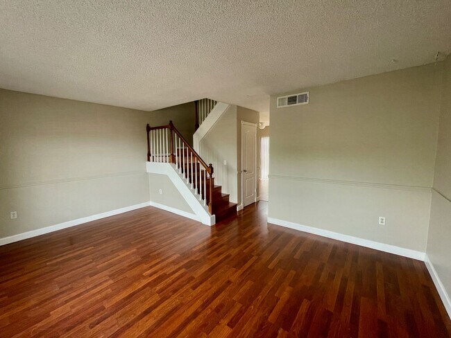 Foto del edificio - Charming 3-Bedroom, 2.5-Bath Townhome in Village Square Condominiums