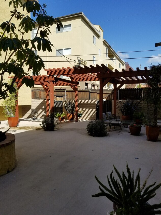 Foto principal - 1242 S Barrington Ave
