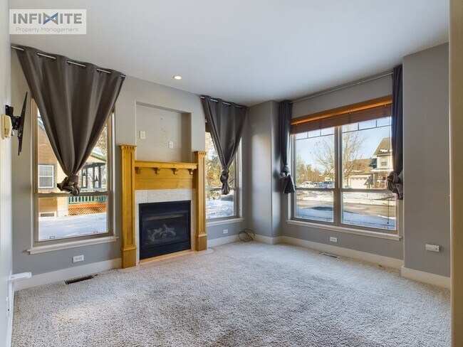 Foto del edificio - Spacious 5 Bedroom with Additional Two Car...