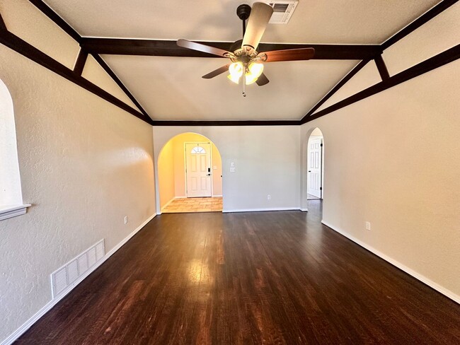 Foto del edificio - Spacious three bed home in Moore