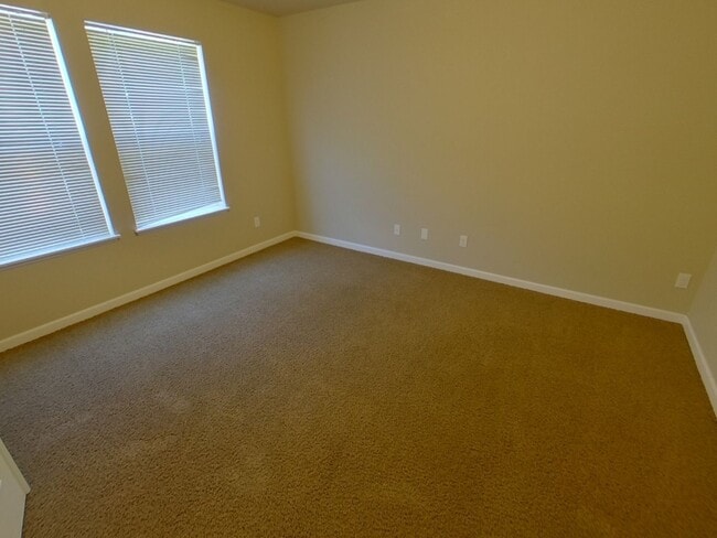 Building Photo - Huge 6 Bed/4 Bath at 21st and Onyx Alley