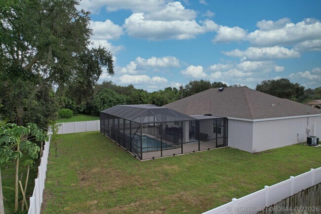 Foto del edificio - 592 SW Dauphin Ave