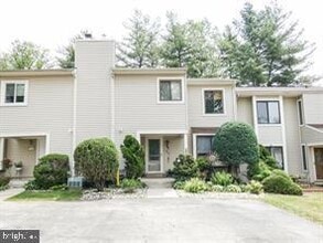 Building Photo - 222 Deerpark Ct