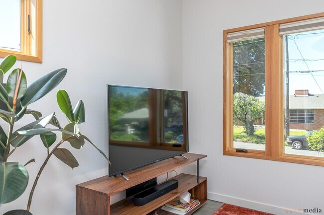 Building Photo - 2038 NE Morgan St