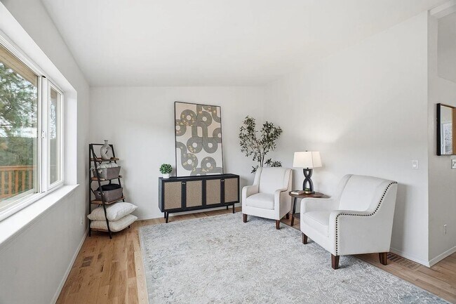 Building Photo - Spacious 4-Bed / 3-Bath South Hill Home — Views, Central A/C, Attached Garage