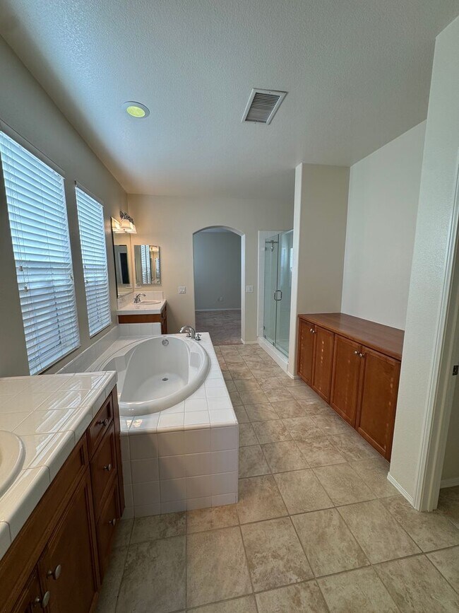 Foto del edificio - Stunning Home in a Desirable Gated Community