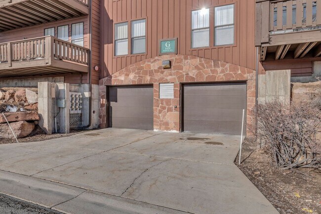 Building Photo - Pinebrook Pointe