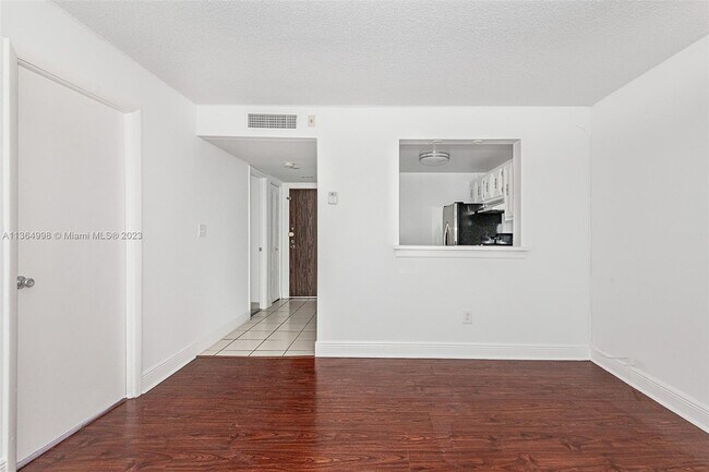 Foto del edificio - 496 NW 165th St