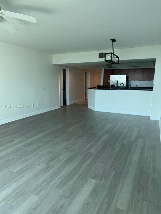 Foto del edificio - 15051 Royal Oaks Ln