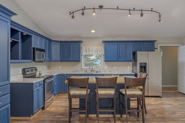 Foto del edificio - Charming 3-Bedroom Home in North Pole – Ne...
