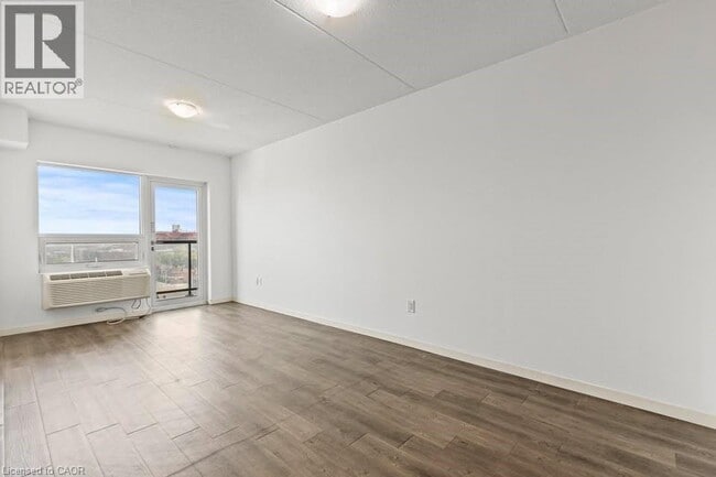 Photo du bâtiment - 220 Cannon St E