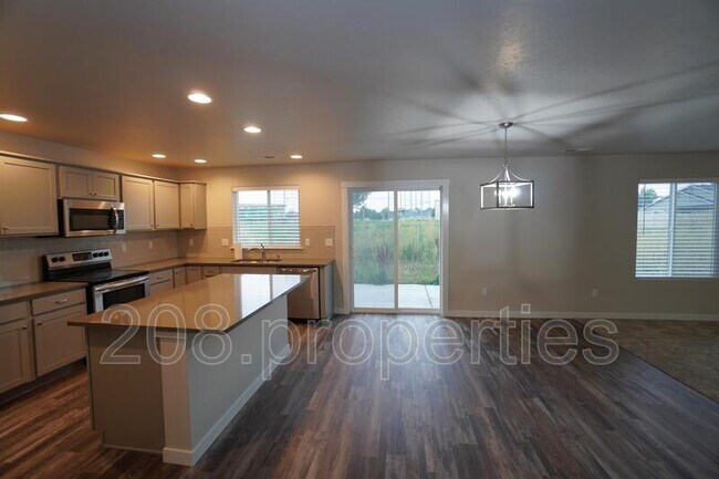 Foto del edificio - 13776 S Piano Ave