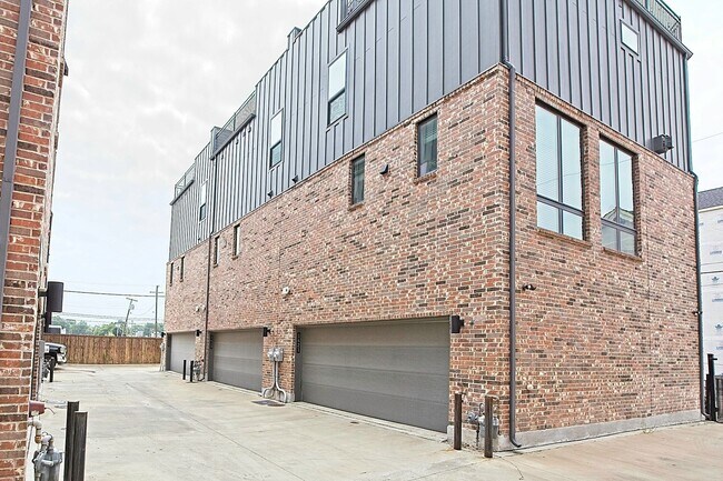 Foto del edificio - Dallas Gated Corner Townhome