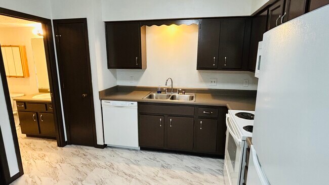 Building Photo - 2611 W 60th St