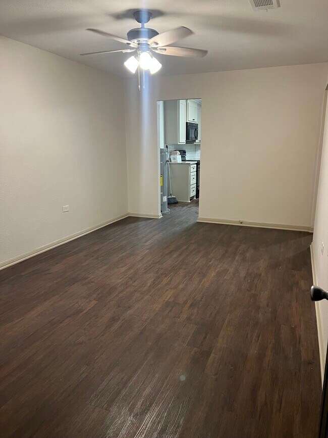 Foto del edificio - 1231 Frost Ave