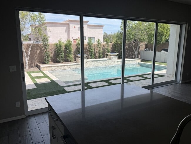 Foto del edificio - 660 W Cantebria Dr