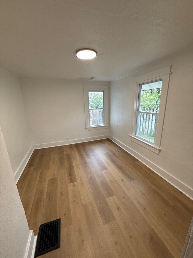 Foto del edificio - 4119 Farnham Ave