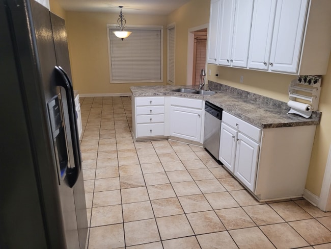 Building Photo - 3675 W Pointe Dr