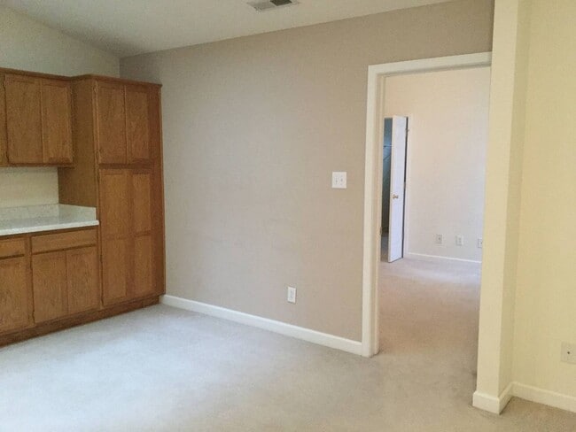 Building Photo - Duplex in desired New Bern
