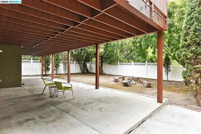 Building Photo - 1530 Summit Rd