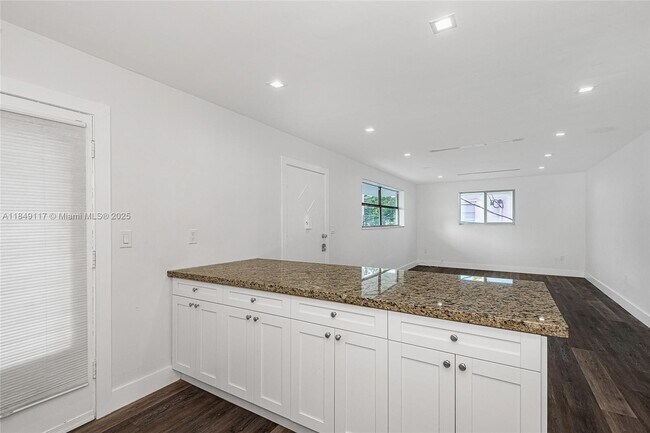 Building Photo - 6910 Bay Dr