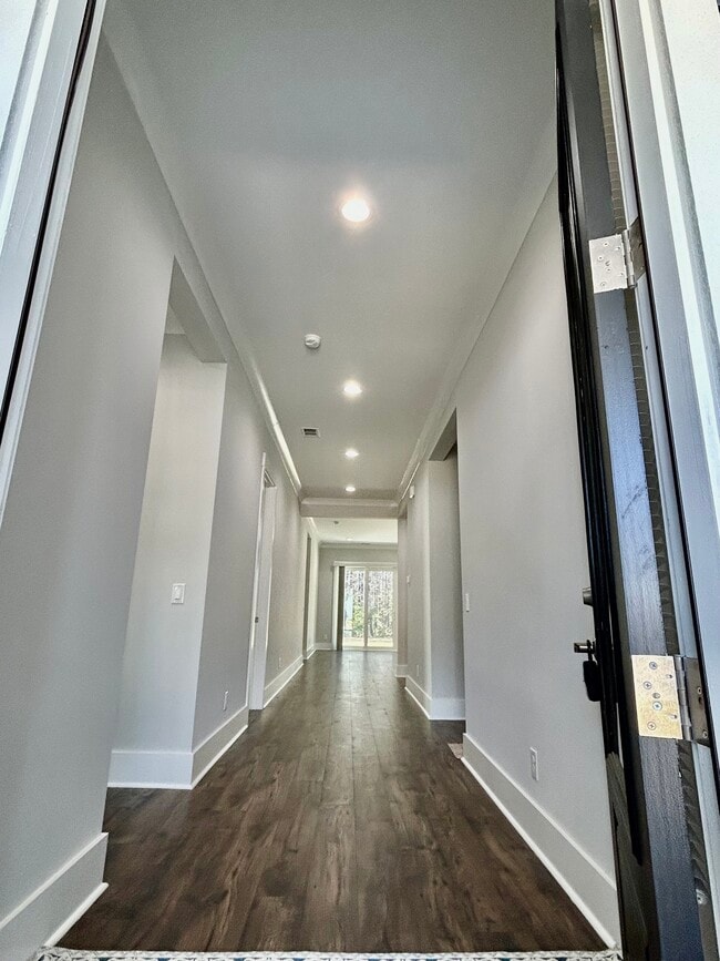 Foto del edificio - 1214 Laurel Oak Ave