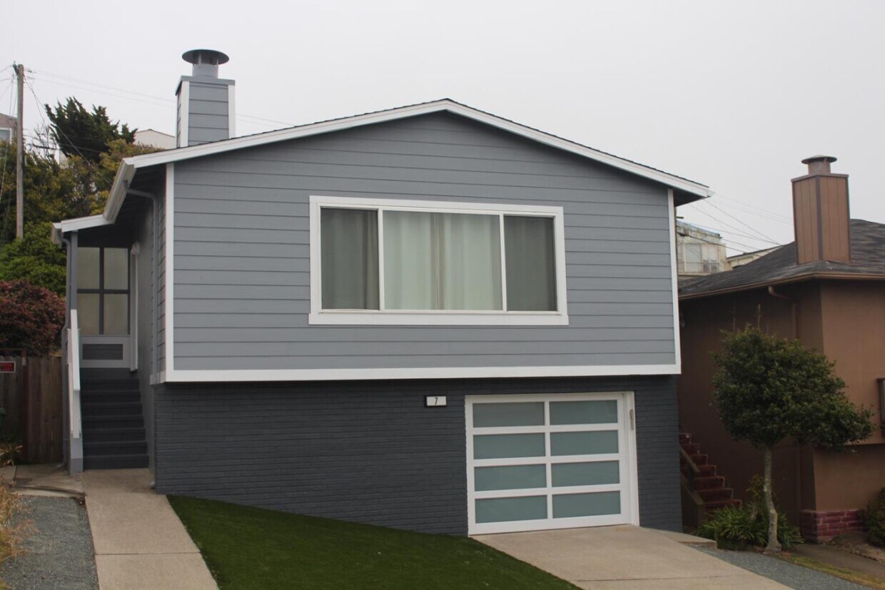 Primary Photo - 7 Montebello Dr