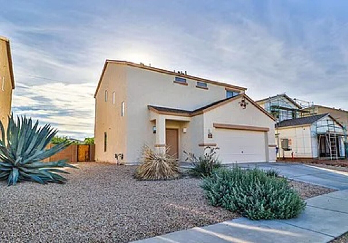 Foto principal - Modern 2-Story Home with Spacious Layout &...