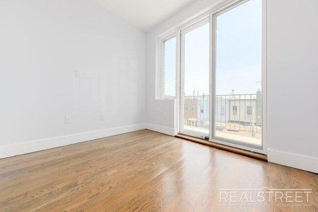 Foto del edificio - Luxury 2 BR in Bushwick with Roof Deck!