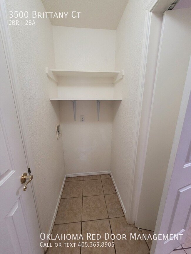 Foto del edificio - 3500 Brittany Ct