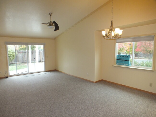 Building Photo - 2/2 CP sfh