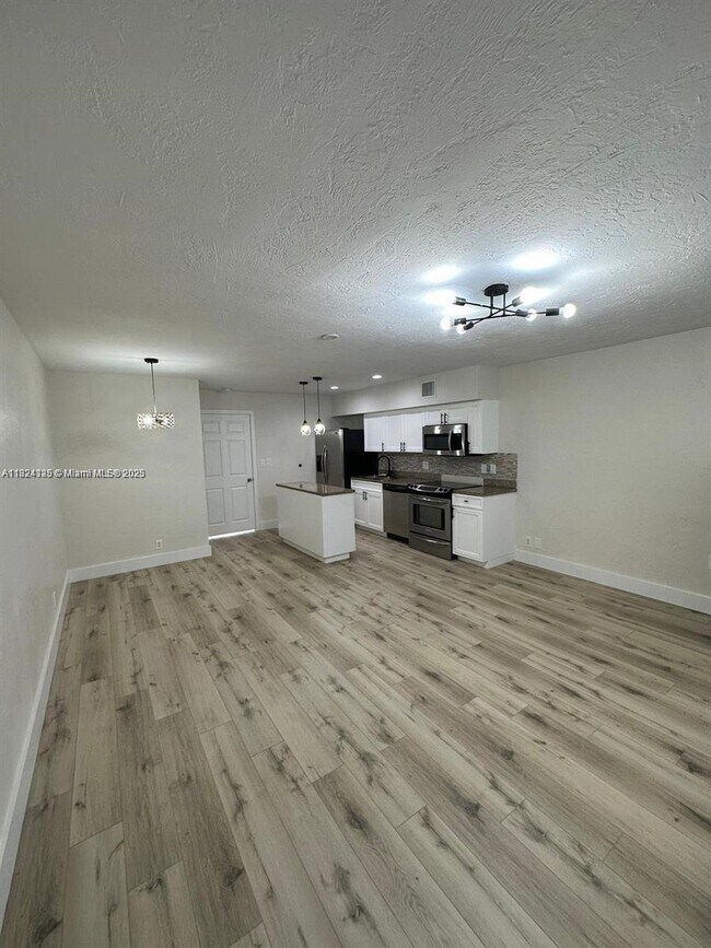 Foto del edificio - 758 NE 13th Ct
