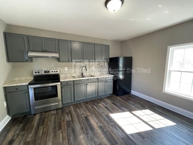 Building Photo - 528 N Scales St