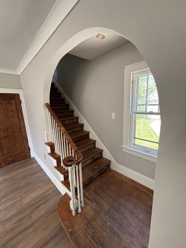 Building Photo - Spacious 3 Bedroom with Detached Garage Lo...