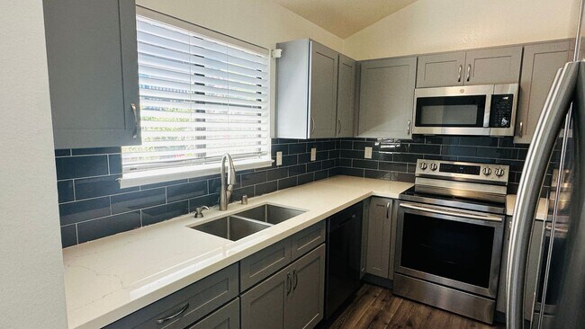 Foto del edificio - 23460 Lakeridge Ave