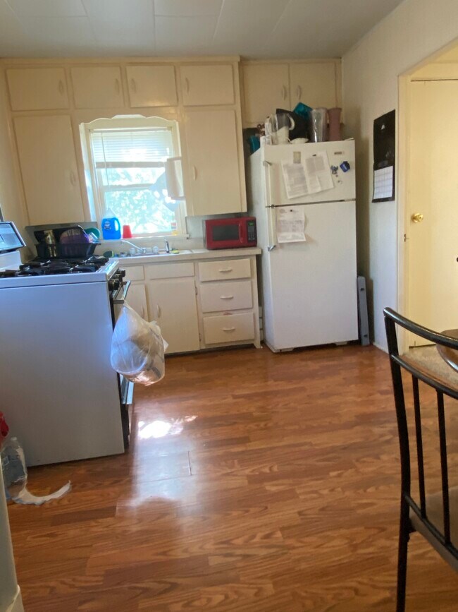 Kitchen - 921 N 6th St