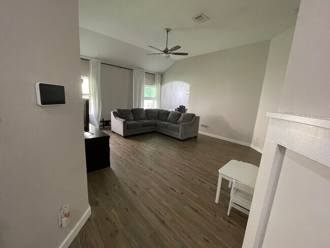Foto del edificio - 1330 Plaza Lake Dr