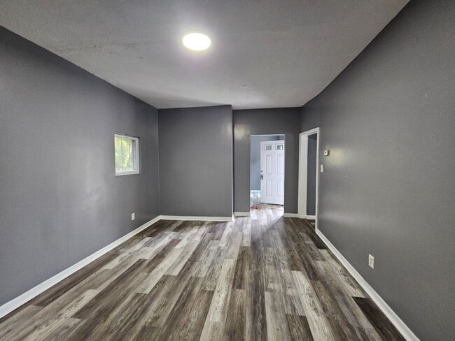 Foto del edificio - Spacious 5 bedroom 1.5 bathrooms for rent ...