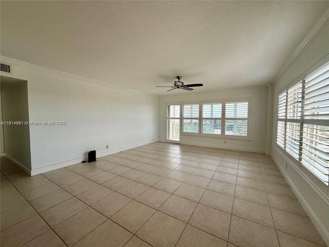 Foto del edificio - 10777 W Sample Rd