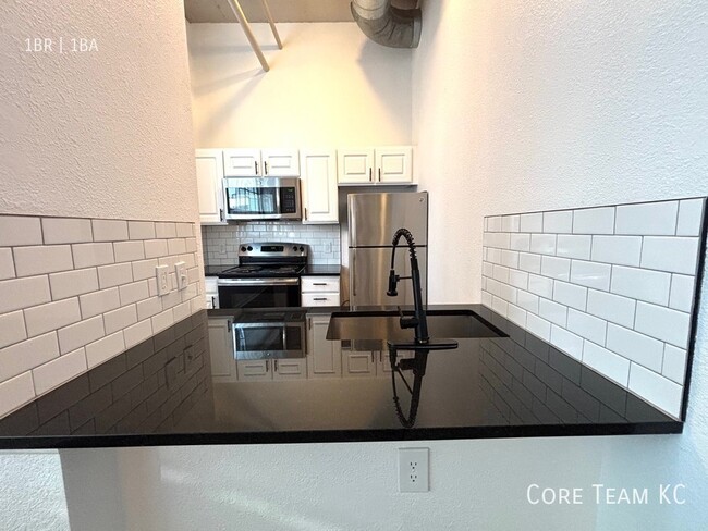 Building Photo - 320 W 7th St