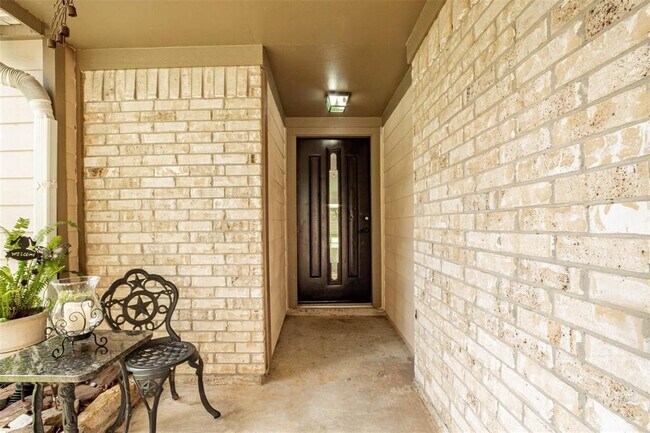 Foto del edificio - 8003 Goldengrove Dr
