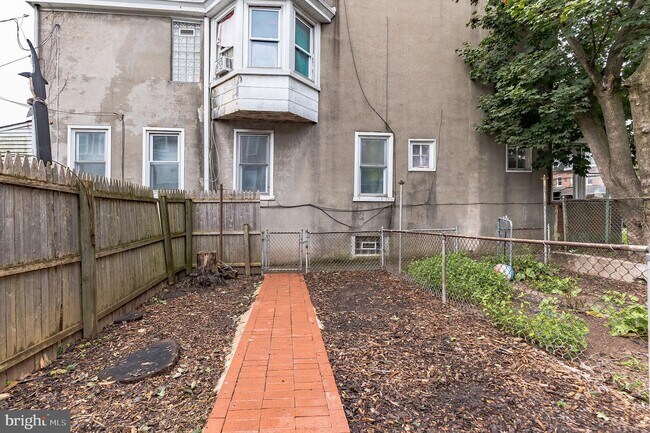 Building Photo - 718 W Elm St
