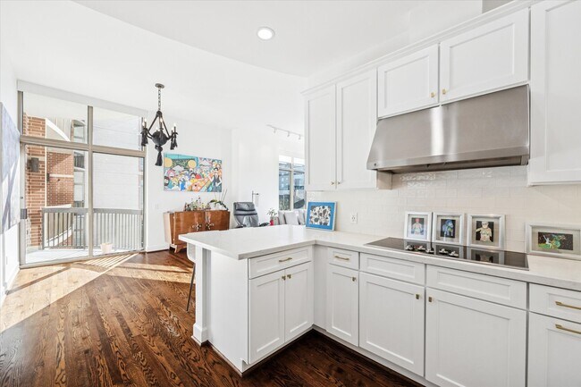 Foto del edificio - 2211 Briarglen Dr