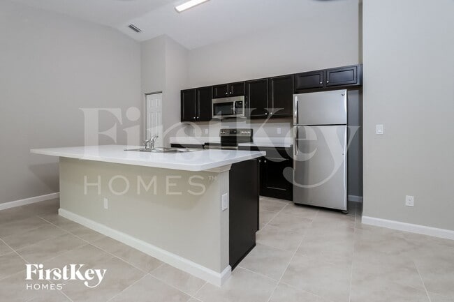 Building Photo - 713 SE Lansdowne Ave