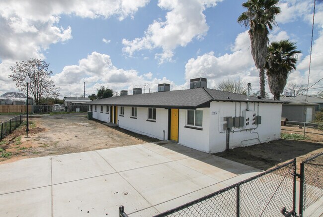 Building Photo - 215 W Lorena Ave