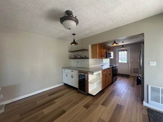 Building Photo - Newly Remodeled 3 Bedroom / 2 Bathroom in NE Madras
